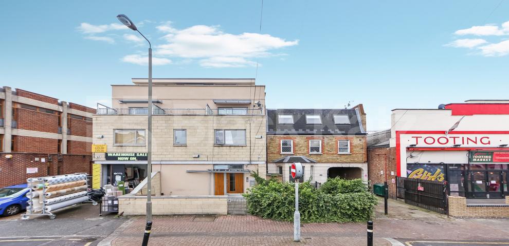 			LET , 2 Bedroom, 1 bath, 1 reception Penthouse			 Totterdown Street, Tooting Broadway